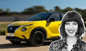 En glad kvinna ler bredvid en gul Nissan Juke i en fartfylld bild som visar en nissan juke test.