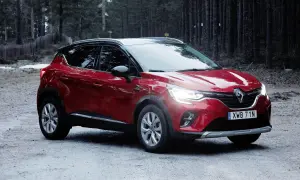Röd Renault Captur, redo för ett begagnat test i skogen.