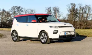 Vit Kia Soul med rött tak på grusväg, redo för ett kia soul test i naturen.