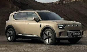 En smart 5-dörrars SUV i sandfärgad metallic står på en grusväg. Bilen har en modern design med LED-lampor och unika fälgar.