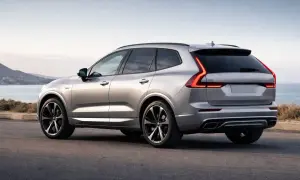 Silver Volvo XC60 laddhybrid testad längs en kustväg.