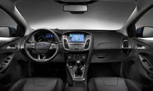 Interiör i en Ford Focus MK2 med ratt, instrumentpanel och mittkonsol. Navigationssystemet visar en karta.