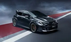 Mörkgrå Toyota Corolla GR med aggressiv design och stora fälgar, redo för banan.