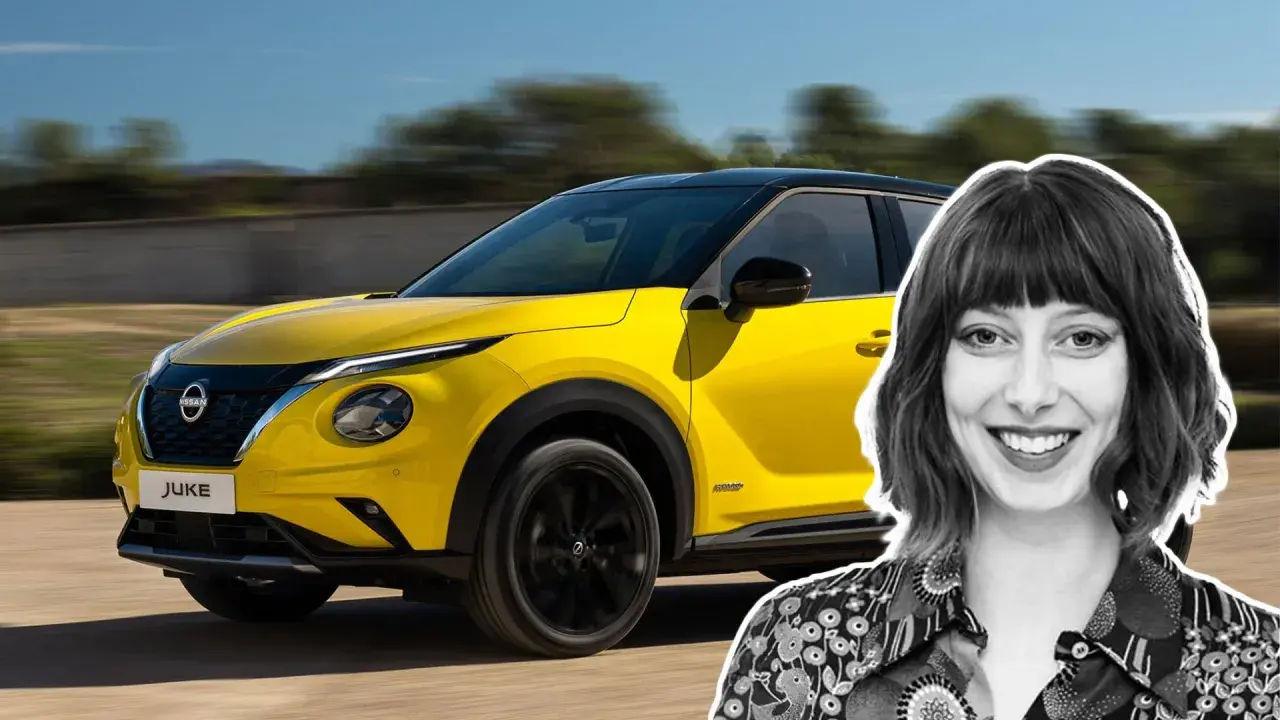 En glad kvinna ler bredvid en gul Nissan Juke i en fartfylld bild som visar en nissan juke test.