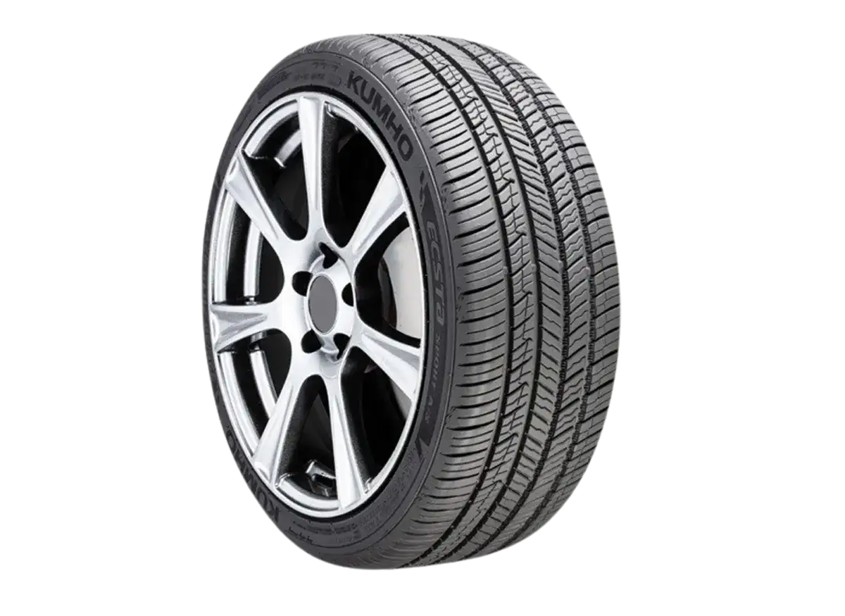 Kumho Ecsta PS71-däck på en silverfärgad fälg. Däcket har ett aggressivt mönster, perfekt för ett kumho ecsta ps71 test.