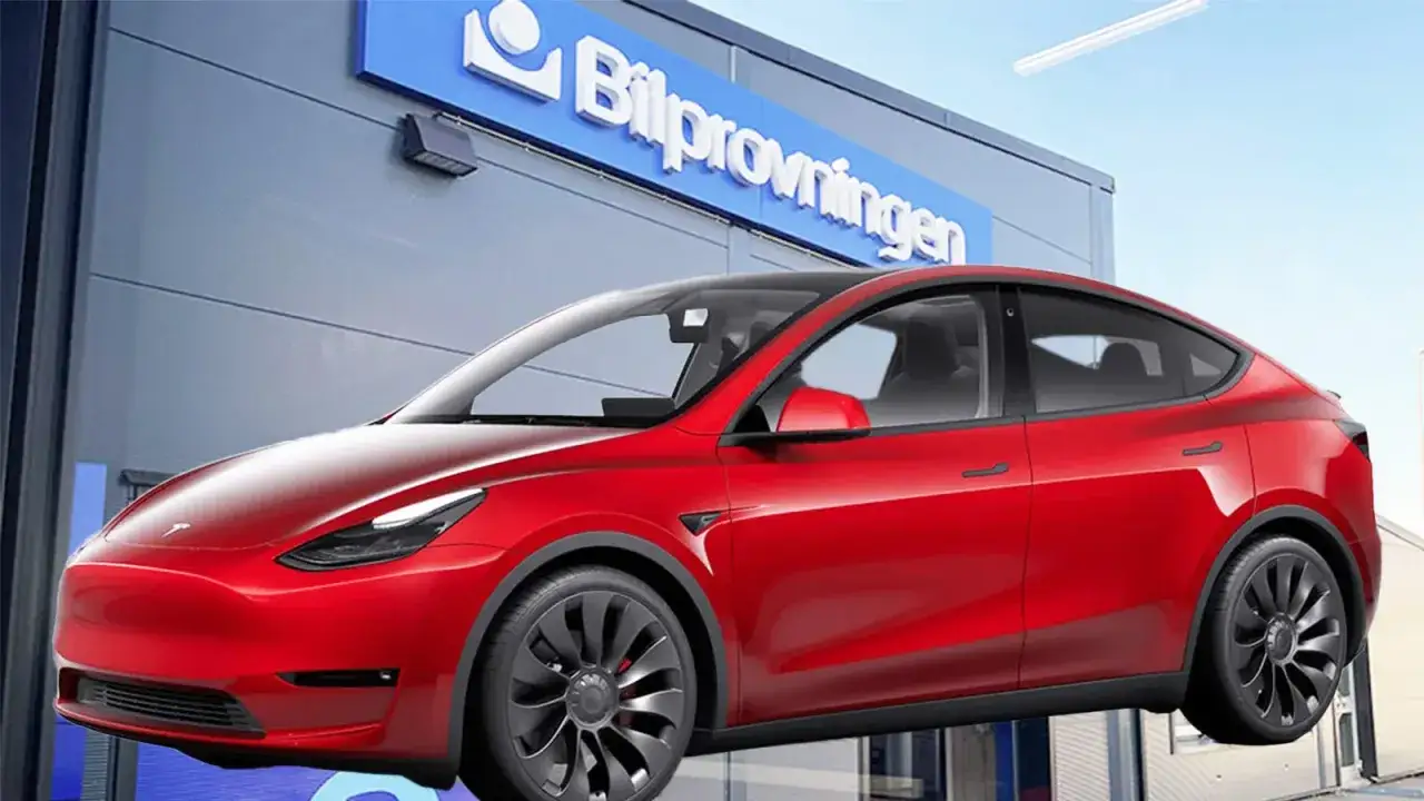 R&ouml;d Tesla Model Y framf&ouml;r Bilprovningen. En bil som ofta hamnar bland bilar med minst fel p&aring; bilprovningen.
