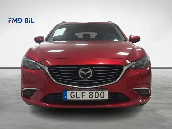 Röd Mazda 6 kombi, perfekt för en familjeresa. Läs vårt mazda 6 begagnad test för att se om den passar dig.