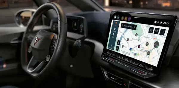 Cupra Borns interiör med stor pekskärm som visar en karta. Kanske en laddningsstation är nära, men det är ett Cupra Born problem att hitta den?