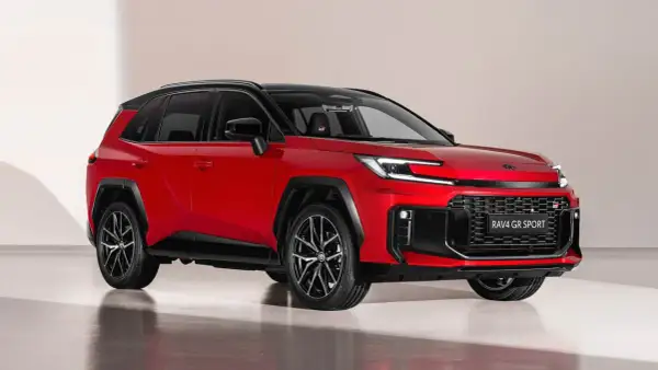 Röd Toyota RAV4 laddhybrid GR Sport med sportig design. Perfekt för en testkörning i sommarvärmen.